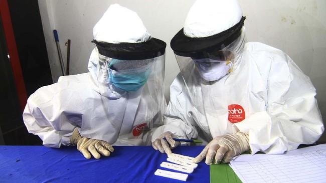 Petugas dari Dinas Kesehatan Provinsi Kalbar melakukan test diagnostik cepat atau rapid test COVID-19 terhadap warga di kawasan Pasar Seruni di Jalan Panglima Aim, Pontianak, Kalimantan Barat, Rabu (13/5/2020). Dari hasil rapid test yang digelar Dinas Kesehatan Provinsi Kalbar bersama Kesdam XII/Tanjungpura dan dijalani 158 warga setempat secara sukarela tersebut ditemukan satu warga yang reaktif. ANTARA FOTO/Jessica Helena Wuysang/foc.