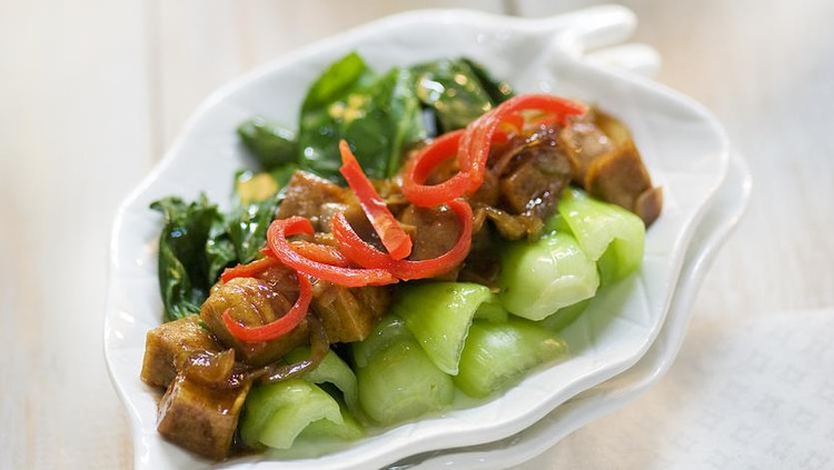 Tip the Cook was, after pokcoy drained of water decoction of immediately flush with water the ice so that the color green still pokcoy.