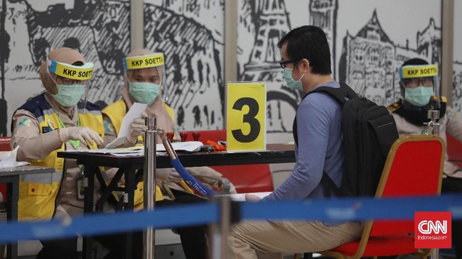 Calon penumpang melaporkan berkas kelengkapan perjalanan di posko pengendalian percepatan penanganan covid-19 Terminal 2 Bandara Soekarno Hatta, Tangerang, Banten, Rabu 13 Mei 2020. CNNIndonesia/Safir Makki