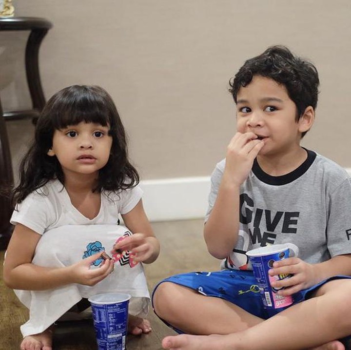 <p>Kalau tiga buah hati Shireen Sungkar, aktivitas di rumahnya enggak kalah seru. Mereka santai banget sambil ngemil he he he. (Foto: Instagram @shireensungkar)</p>
