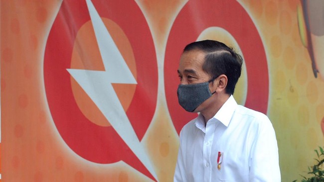 Presiden Joko Widodo bersiap meninjau penyerahan Bantuan Sosial Tunai (BST) di Kantor Pos Bogor, Jawa Barat, Rabu (13/5/2020). Presiden mengecek penyaluran BST kepada Keluarga Penerima Manfaat (KPM) di Kota Bogor dan berharap dengan adanya bantuan sosial ini bisa memperkuat daya beli masyarakat hingga nanti konsumsi domestik Indonesia menjadi normal kembali. ANTARA FOTO/Arif Firmansyah/aww.