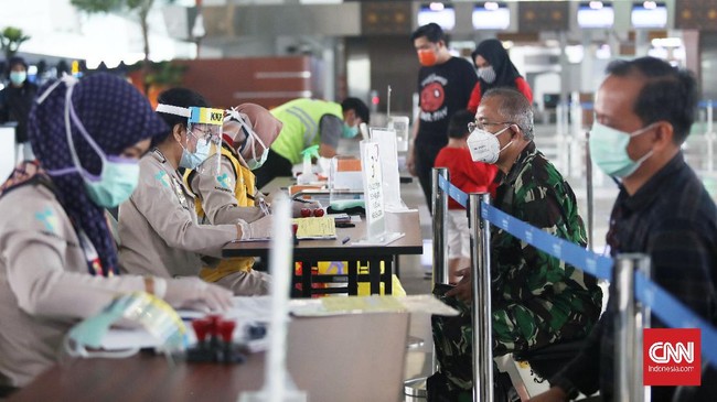 Calon penumpang melaporkan berkas kelengkapan perjalanan di posko pengendalian percepatan penanganan covid-19 Terminal 3 Bandara Soekarno Hatta, Tangerang, Banten, Rabu 13 Mei 2020. CNNIndonesia/Safir Makki