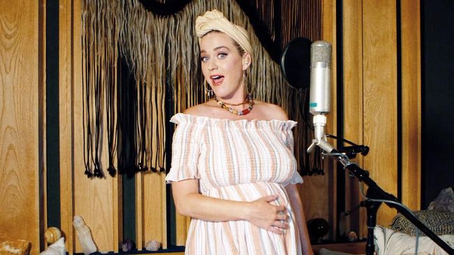 Katy Perry mengumumkan kelahiran anak pertamanya dengan Orlando Bloom lewat pernyataan pada Rabu (26/8).