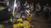 PATROLI MALAM IMBAU WARGA MEMATUHI PERATURAN PSBB Petugas menasihati para pedagang tentang jam malam saat penerapan hari pertama PSBB di pasar tumpah, Palangkaraya, Kalimantan Tengah, Senin (11/5/2020) malam. Kegiatan patroli malam yang di laksanakan Polisi dan TNI di pasar tersebut mengimbau warga untuk mematuhi peraturan Pembatasan Sosial Berskala Besar (PSBB) sebagai upaya memutus rantai penyebaran COVID-19. ANTARA FOTO/Makna Zaezar/hp.