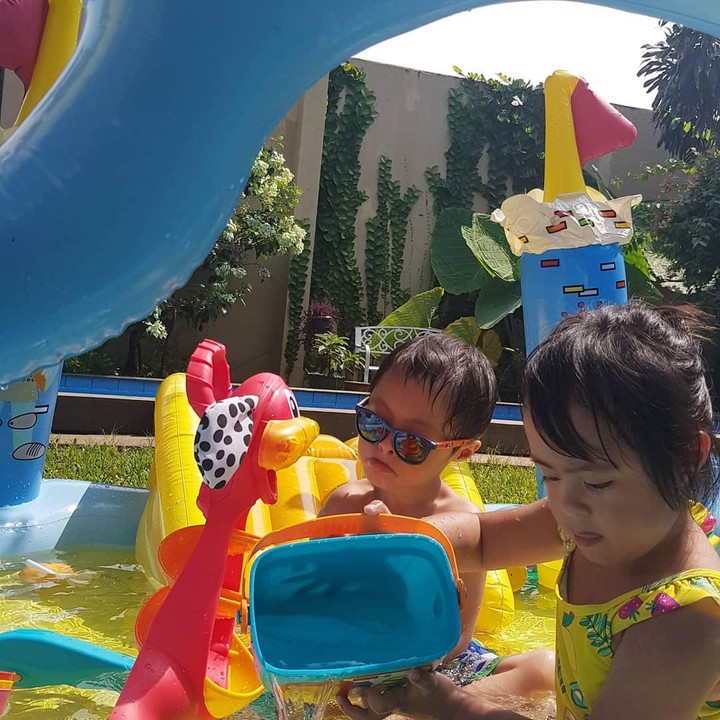 <p>Kata Cynthia Lamusu, bermain air adalah salah satu permainan favorit Tatjana dan Bima selama di rumah aja, Bun. Seru banget nih kelihatannya. (Foto: Instagram @cynthia_lamusu)</p>