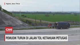 VIDEO: Pemudik Turun di Jalan Tol Ketahuan Petugas