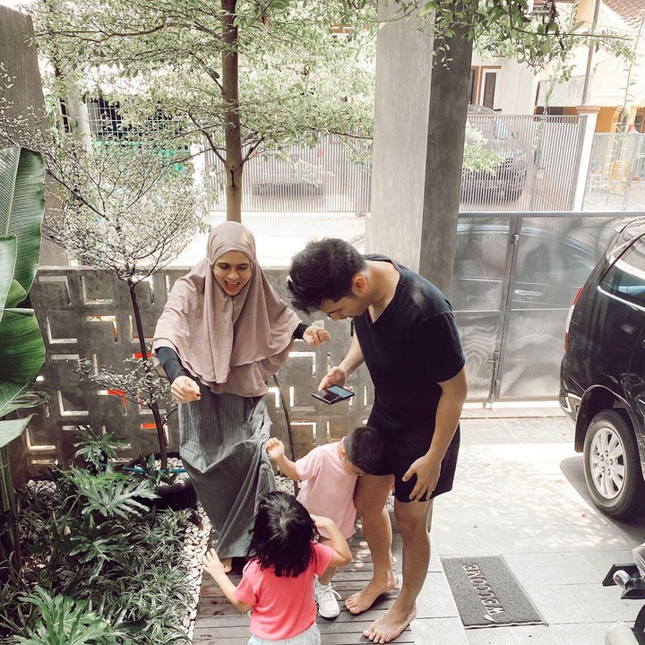 <p>Walaupun cuma bermain di halaman rumah, keluarga Nycta Gina tetap terlihat bahagia banget ya. (Foto: Instagram @missnyctagina)</p>
