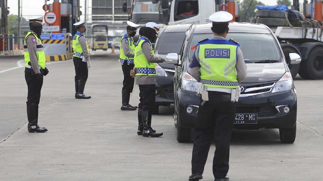 Polisi menyatakan penutupan pintu keluar tol menuju wilayah Jawa Tengah selama 16-22 Juli untuk menekan mobilitas di tengah lonjakan kasus Covid-19.