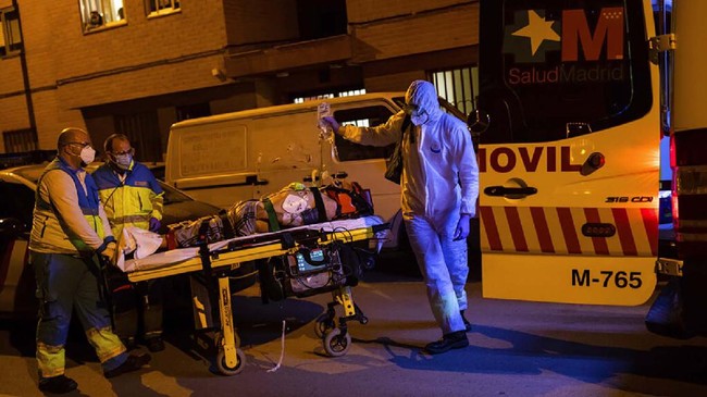 In this Thursday, May 7, 2020 photo, members of the Madrid Emergency Service (SUMMA) UVI-6 unit transfer a patient amid the coronavirus outbreak in Madrid, Spain. After helping to flatten one of Europe’s sharpest contagion curves in the coronavirus pandemic, exhausted ambulance workers in Madrid fear that a resurgence in infections could throw them into another frantic period on the front line. (AP Photo/Bernat Armangue)