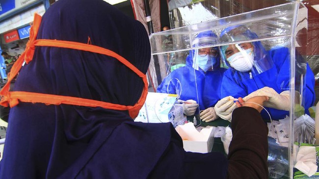 Petugas dari Dinas Kesehatan Provinsi Kalbar melakukan test diagnostik cepat atau rapid test COVID-19 terhadap warga di kawasan Pasar Seruni di Jalan Panglima Aim, Pontianak, Kalimantan Barat, Rabu (13/5/2020). Dari hasil rapid test yang digelar Dinas Kesehatan Provinsi Kalbar bersama Kesdam XII/Tanjungpura dan dijalani 158 warga setempat secara sukarela tersebut ditemukan satu warga yang reaktif. ANTARA FOTO/Jessica Helena Wuysang/foc.