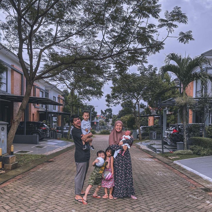 <p>Karena enggak bisa pergi jauh-jauh, main di jalan depan rumah juga sudah bikin bahagia ya, seperti keluarga Ricky Harun ini. (Foto: Instagram @rickyharun)</p>