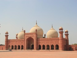 Inilah Masjid Badshahi, Kemegahannya Sudah Terlihat dari Jarak 16 Km!