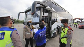 Loloskan Pemudik ke Solo, 4 Bus Diamankan di Cibubur