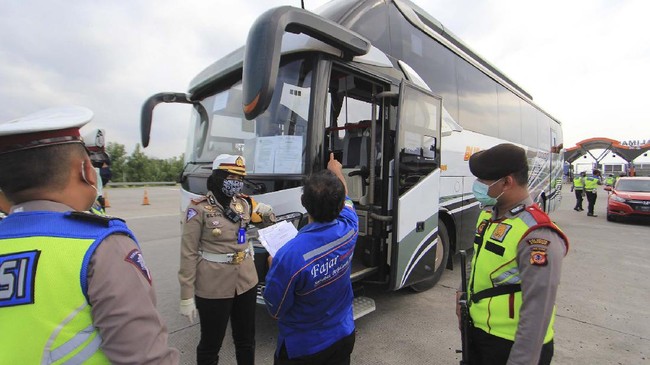 Petugas Polresta Cirebon memeriksa kendaraan yang melintas di pintu Tol Cipali Palimanan, Cirebon, Jawa Barat, Rabu (13/5/2020). Penyekatan akses transportasi di tol Cikopo - Palimanan tersebut sebagai tindak lanjut himbauan untuk tidak mudik dan Pembatasan Sosial Berskala Besar (PSBB) guna memutus mata rantai penyebaran COVID-19. ANTARA FOTO/Dedhez Anggara/foc.