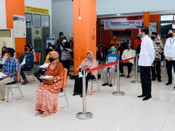Jokowi Tinjau Penyerahan Bansos Tunai di Kantor Pos Bogor