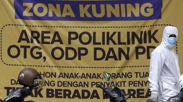 Petugas medis dari tim Satgas COVID-19 Kabupaten Simeulue yang membawa dua pasien terkonfirmasi positif menggunakan alat pelindung diri (APD) lengkap saat tiba di RSU Zainal Abidin, Banda Aceh, Aceh, Rabu (13/5/2020). Dua warga Simeulue yang memiliki riwayat penularan dari Jawa Barat terkonfirmasi positif COVID-19 berdasarkan hasil swab dirujuk ke RSU Zainal Abidin untuk mendapat perawatan. ANTARA FOTO/Irwansyah Putra/aww.