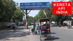 VIDEO : Kereta Api Di India Kembali Layani Warga