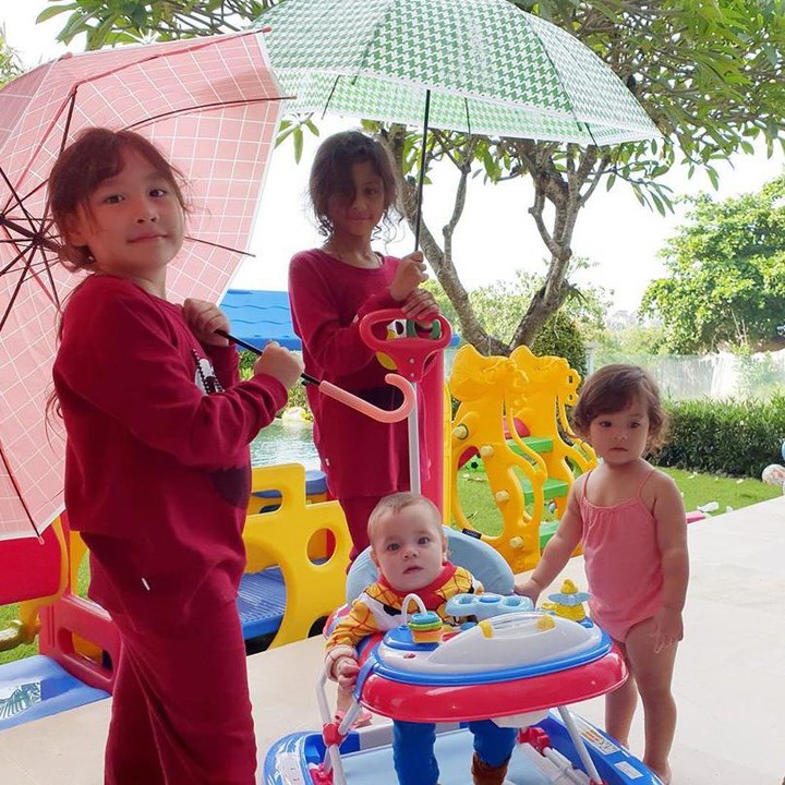 <p>Lho, krucil-krucilnya Celine Evangelista mau apa nih, kok bawa payung? He he he. Ada-ada saja ya, Bun, aktivitas anak-anak menggemaskan ini. (Foto: Instagram @celine_evangelista)    </p>