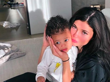 Wow! Putri Kylie Jenner yang Baru Berusia 2 Tahun Punya Tas Mewah Rp17 Juta