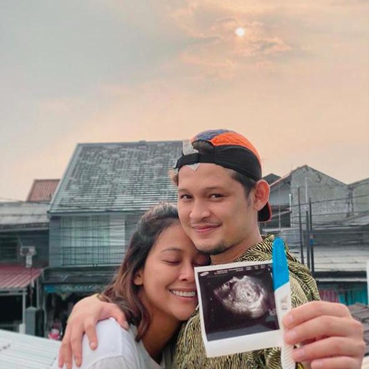 <p>Kita doakan semoga kehamilan Bunga Jelitha sehat dan lancar ya, Bunda. (Foto: Instagram @syamsir11alam)</p>