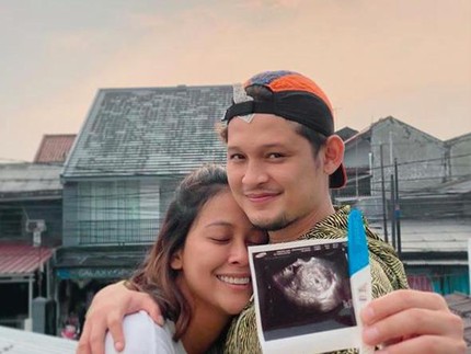 Umumkan Kehamilan, Ini 7 Potret Romantis Bunga Jelitha & Syamsir Alam