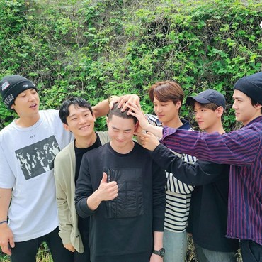 Dukungan Manis Member EXO Antarkan Suho Jalani Wajib Militer