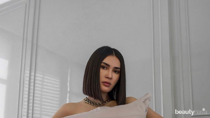 Seksi Hingga Menggemaskan, Ini 8 Gaya Seleb Ikutan Pillow Challenge