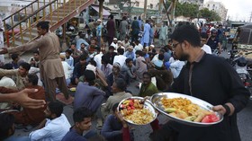 FOTO: Buka Puasa Bersama saat Pandemi Corona di Pakistan