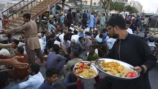 FOTO: Buka Puasa Bersama saat Pandemi Corona di Pakistan