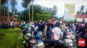 Tunggu BLT, Warga Berkerumun Depan Kantor Camat Pessel Sumbar