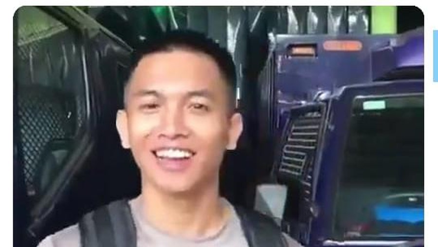 Viral Polisi Pamer Kokang Senjata