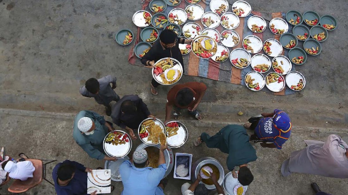 FOTO: Buka Puasa Bersama saat Pandemi Corona di Pakistan