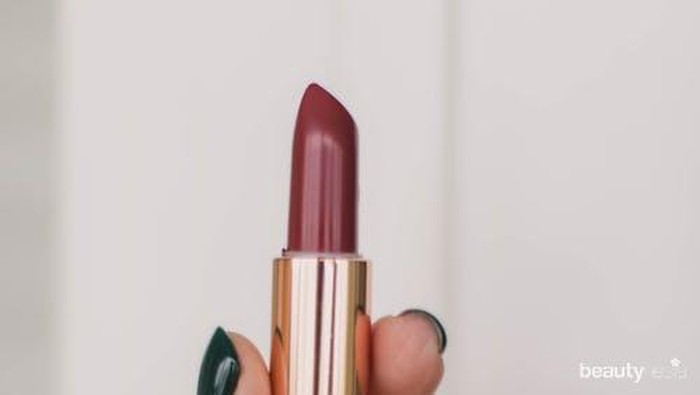 Buat Kamu yang Punya Bibir Kering, Ini Daftar Lipstik Tahan Lama yang Melembapkan