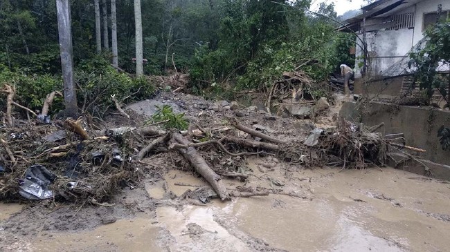 Dampak banjir bandang di Desa Paya Tumpi Baru, Kecamatan Kebayakan, Aceh Tengah, Aceh, Kamis (14/5/2020). Data sementara dari Pemerintah Kabupaten Aceh tengah menyebutkan banjir bandang yang terjadi Rabu (13/5) sore  telah merusak 57 unit rumah di dua desa serta puluhan warga mengungsi. ANTARA FOTO/Kurnia Muhadi/Irp/nz.
