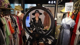 FOTO: Pedagang di China Berjualan Lewat Live Streaming