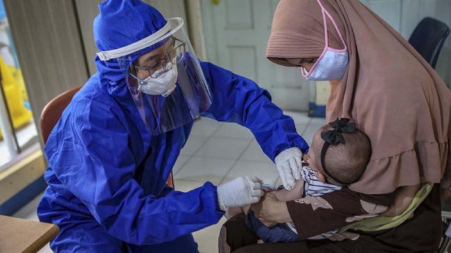 Untuk melindungi anak dan bayi yang sistem kekebalan tubuhnya masih lemah, imunisasi pun dibutuhkan. Berikut ragam imunisasi dan waktu tepat pelaksanaannya.