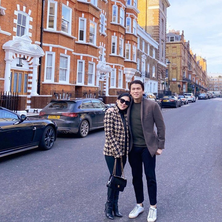 <p>Mereka juga kerap pelesiran ke tempat mewah, Bun. Bahagia sekali ya. (Foto: Instagram @princessyahrini)</p>