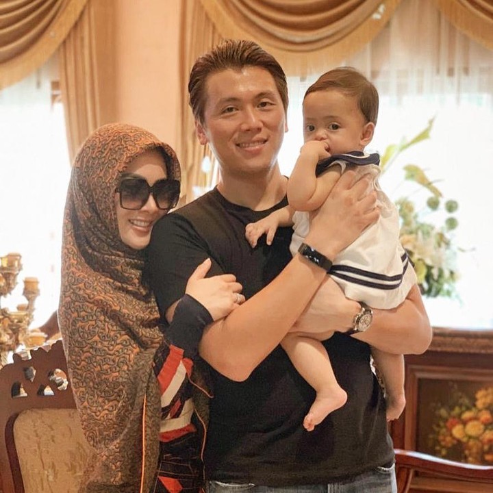 <p>Wah, kalau lihat foto ini, sudah cocok banget nih Syahrini dan Reino punya momongan. Semoga disegerakan ya. (Foto: Instagram @princessyahrini)</p>