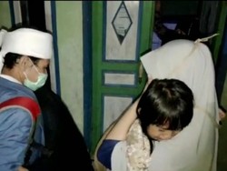 Video Pasien COVID-19 Sembuh Dikawal Pulang, Disambut Tangis Keluarga