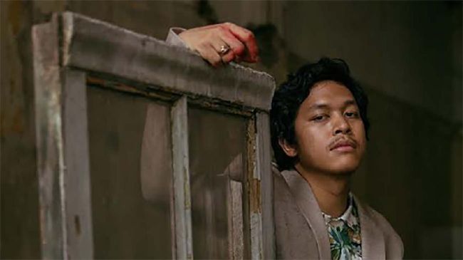 Musisi Baskara Putra alias Hindia membuat playlist bertajuk Producing Exercise. Selama masa karantina di rumah ia mendengarkan lagu-lagu baru dan mengulik dari sisi teknis produksi sebagai pembelajaran