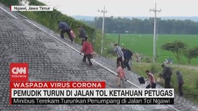VIDEO: Pemudik Turun di Jalan Tol Ketahuan Petugas