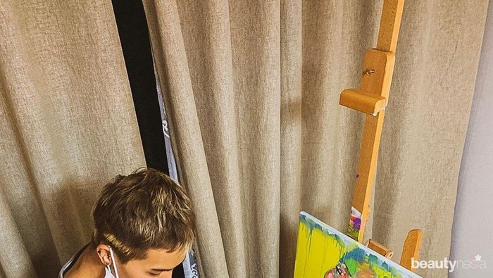 Selain Jago Nyanyi, 5 Idol K-Pop Ini Juga Dikenal Jago Menggambar