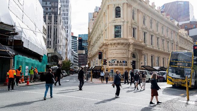 People walk on a street in Wellington on May 14, 2020. - New Zealand will phase out its coronavirus lockdown over the next 10 days after successfully containing the virus, although some restrictions will remain, Prime Minister Jacinda Ardern announced on May 11. Ardern said that from May 14 shopping malls, restaurants, cinemas and playgrounds will reopen -- with the country moving to Level Two on its four-tier system. (Photo by Marty MELVILLE / AFP)