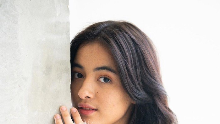 Ingin Tampil Kece? Contek Style Simple nan Elegan ala Mawar Eva de Jongh