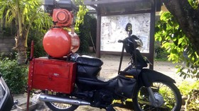 Bermodal Motor Bebek, Novi Jadi Montir Keliling Usai PHK