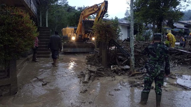 Alat berat yang dikerahkan Badan Penanggulangan Bencana Daerah (BPBD) dibantu aparat TNI dan Polri membersihkan jalan dan rumah warga dari material kayu dan batu akibat banjir bandang di Desa Paya Tumpi Baru, Kecamatan Kebayakan, Aceh Tengah, Aceh, Rabu (13/5/2020). Banjir bandang akibat tingginya intensitas hujan sejak sepekan terakhir telah merusak puluhan unit rumah warga di desa tersebut. ANTARA FOTO/Kurnia Muhadi/Irp/foc.