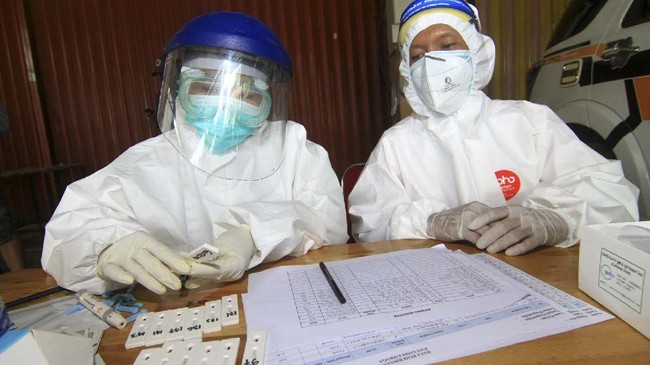 Dua petugas medis memeriksa hasil dari sejumlah alat test diagnostik cepat atau rapid test COVID-19 di Sungai Raya Dalam, Kabupaten Kubu Raya, Kalimantan Barat, Kamis (14/5/2020). Hingga Rabu (13/5/2020) kemarin dari hasil rapid test yang digelar Dinas Kesehatan Provinsi Kalbar di wilayah Kalbar tersebut terdapat 20.665 warga yang Non Reaktif dan 1.188 warga yang Reaktif. ANTARA FOTO/Jessica Helena Wuysang/nz