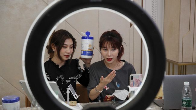 Tips Live Streaming untuk Pemula Aktivitas live streaming semakin digandrungi, alhasil live streaming mengalami pertumbuhan 99 persen dari April 2019 sampai April 2020.