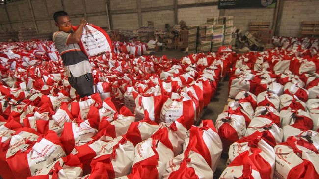Pekerja menata bantuan paket sembako dan beras dari Presiden Jokowi di Gudang Koperasi Rasra, Cimanggis, Depok, Jawa Barat, Kamis (14/5/2020). Pemerintah pusat mendistribusikan sebanyak 123.881 paket sembako bagi masyarakat Keluarga Penerima Manfaat (KPM) di Kota Depok guna meringankan beban ekonomi di tengah pandemi COVID-19. ANTARA FOTO/Asprilla Dwi Adha/aww.
