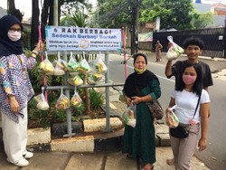 Saling Bantu Saat Pandemi, Warga Kebon Baru Sediakan Sembako di Rak Berbagi